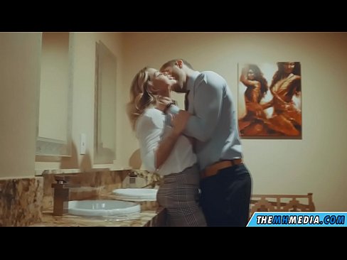 ❤️ Ketika seorang pirang berdada menggoda Anda di toilet umum ❤️❌ Video sialan  di porno id.sexarxiv.ru